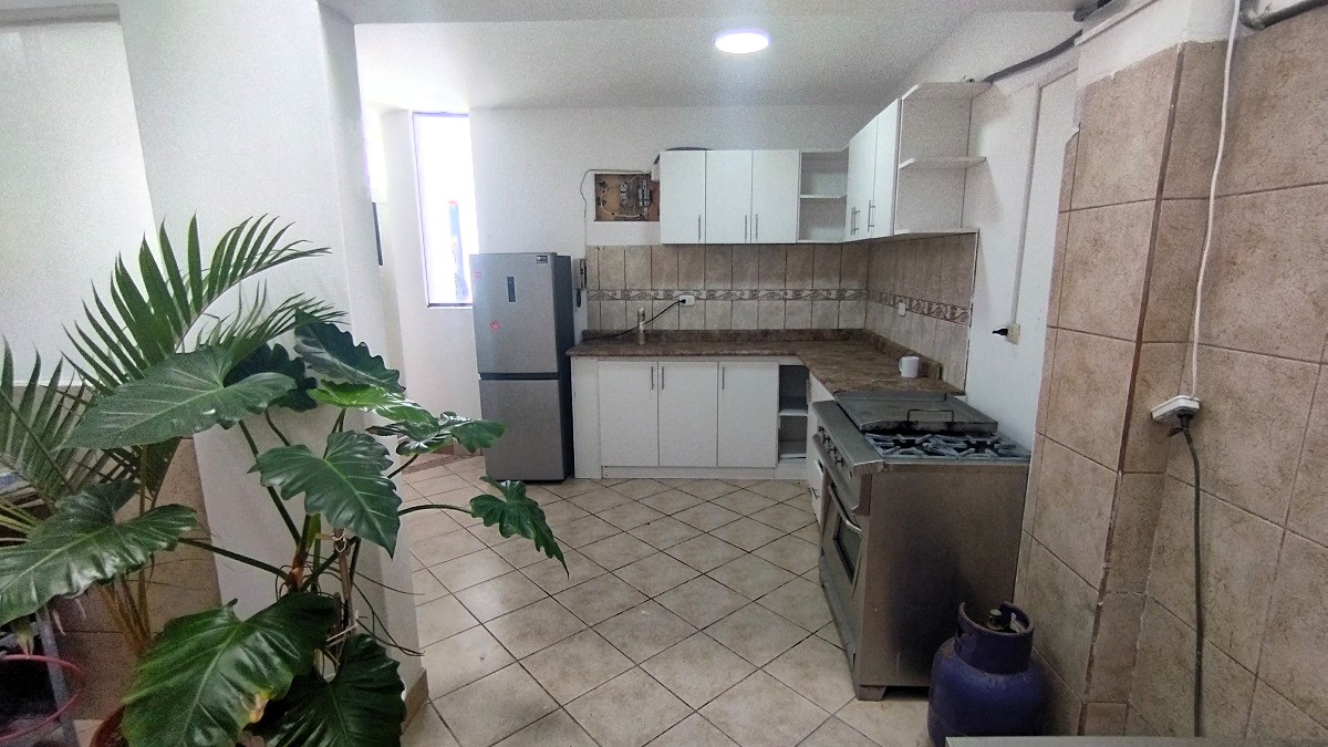 Departamento en Punta Hermosa vista lateral de la cocina