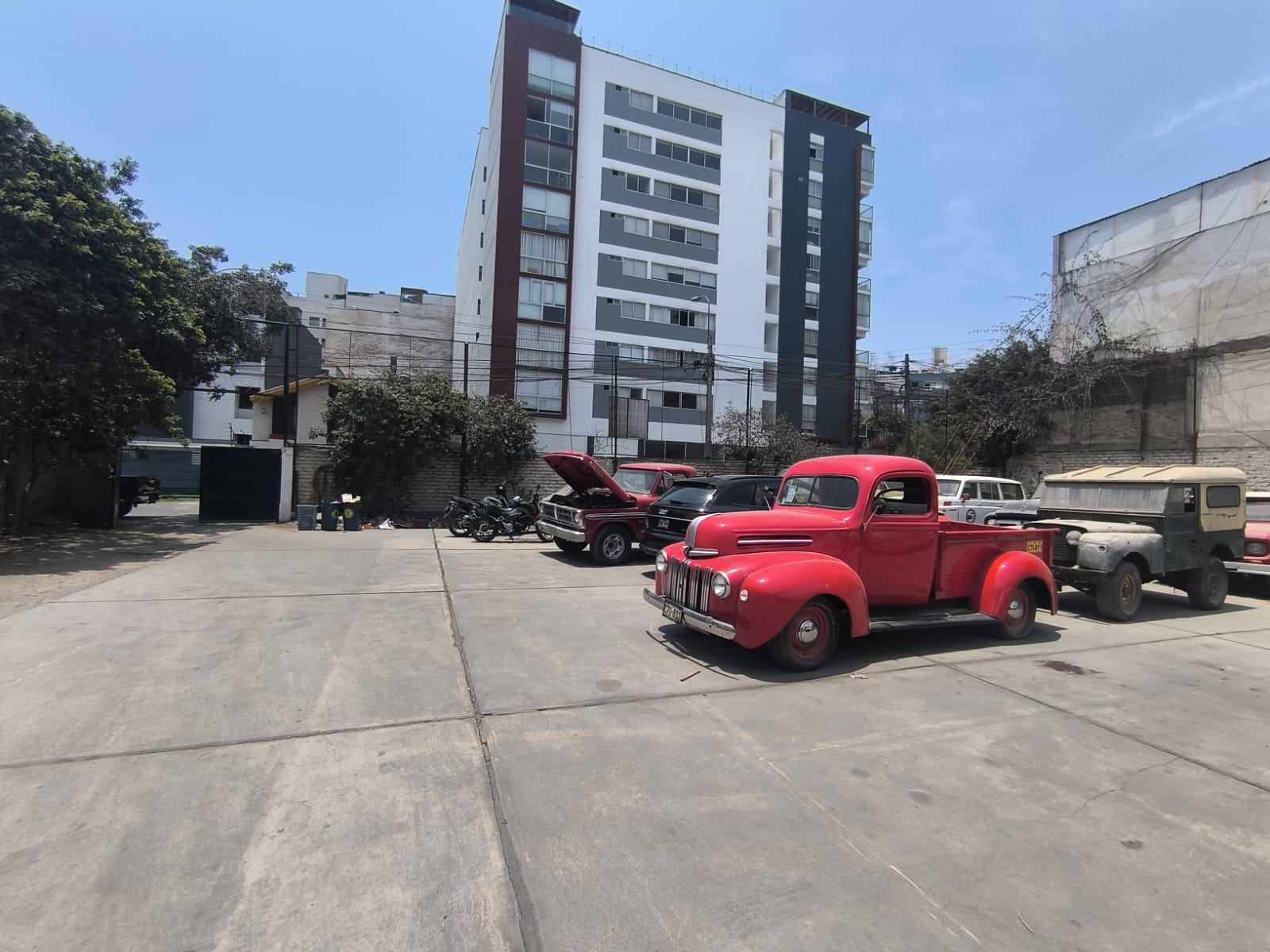Vista del ingreso al terreno de Monterrico Norte